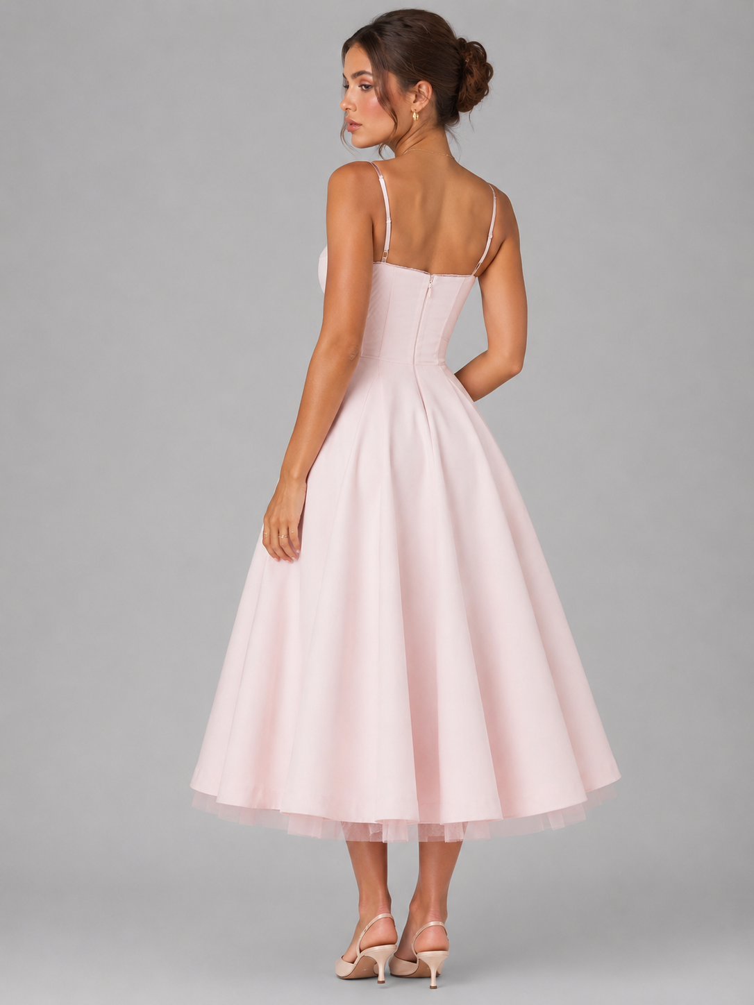 Cocktailkleid mit schmalen Trägern und weitem Glockenrock